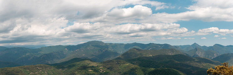 Fototapeta na wymiar Paisajes de montañas y naturaleza en un día soleado con nubes
