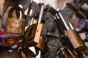 Candados de enamorados en una reja de un puente