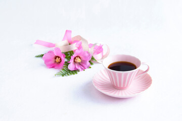 Fototapeta na wymiar ピンクの美しい芙蓉の花のブーケとコーヒーとリボン（白バック）
