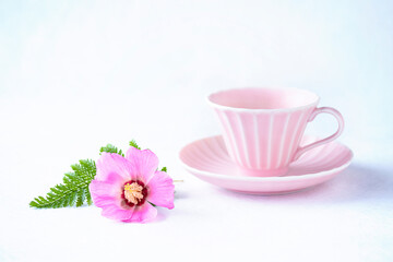 Obraz na płótnie Canvas ピンクの美しい芙蓉の花のブーケとコーヒー（白バック）