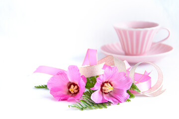 ピンクの美しい芙蓉の花のブーケとコーヒーとリボン（白バック）