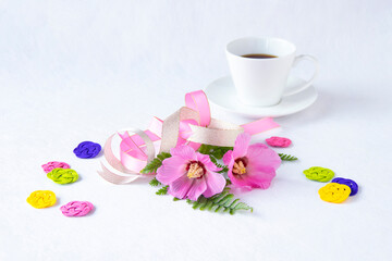 ピンクの美しい芙蓉の花のブーケとコーヒーと水引とリボン（白バック）