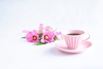 Obraz na płótnie Canvas ピンクの美しい芙蓉の花のブーケとコーヒー（白バック）