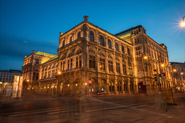 Fototapeta na wymiar Vienna State Opera at night