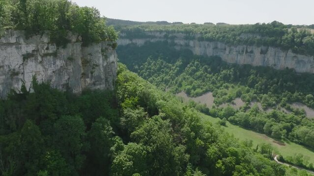 DRONE VALLEY DE BEAUM LES MESSIEURS
