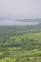 Ausblick vom Conic Hill auf den Loch Lomond im Trossachs National Park, Schottland bei Regenwetter