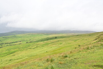 Ausblick vom Conic Hill am Loch Lomond im Trossachs National Park auf gr&uuml;ne Wiesen, Schottland