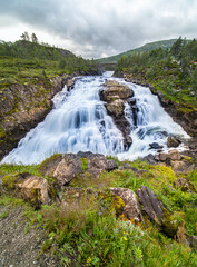 Der schöne Blick auf die großen Wasserfälle Voringfossen in Norwegen