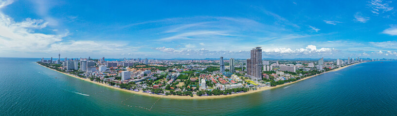 Panorama Luftaufnahme vom Jomtien Strand:Jomtien oder Jomtien Beach ist eine Stadt an der Ostküste des Golfs von Thailand, etwa 165 km südöstlich von Bangkok in der Provinz Chonburi.