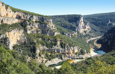 Fototapeta na wymiar Vue aérienne des falaises et de l'Ardèche dans ses gorges sauvages.
