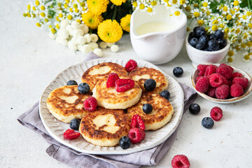 Syrniki (cottege cheese pancakes) with berries and sauce	