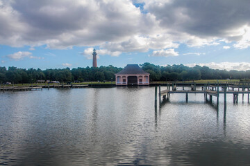 Naklejka premium lake in town park