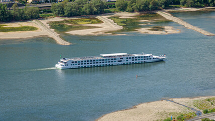 Flusskreuzfahrtschiff im Mittelrheintal bei Niedrigwasser Sommer 2022