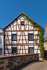 Fototapeta na wymiar Fachwerkhaus in der Altstadt von Geisenheim im Rheingau in Hessen, Deutschland 