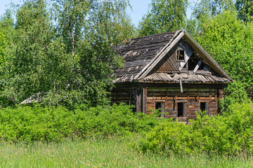 Fototapeta na wymiar destroyed village house, Russia