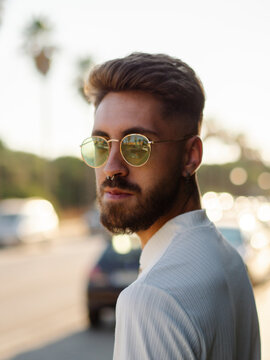 Hombre joven con gafas de sol disfrutando del verano