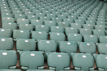 Rzędy składanych krzesełek w stadion na powietrzu. Arena