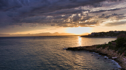 Letni zachód słońca na wybrzeżu Costa dorada