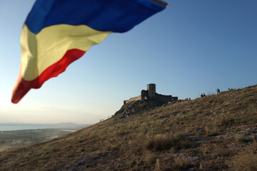 enisala stronghold and romanian flag in the wind - obrazy, fototapety, plakaty
