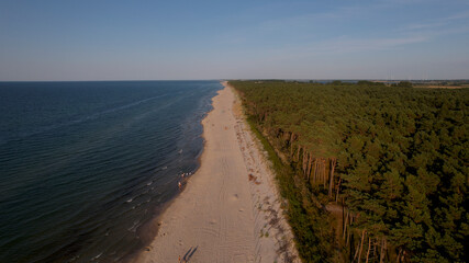 Plaża wzdłuż morza z drona - obrazy, fototapety, plakaty