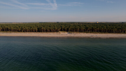 Fototapeta Plaża wzdłuż morza z drona obraz