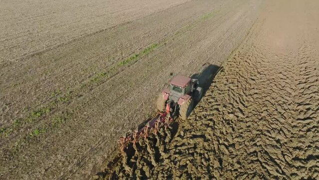 Vue a&eacute;rienne d'un tracteur qui travail dans les champs de la vall&eacute;e de la marne en champagne