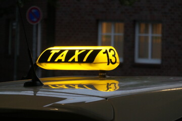 Taxi wartet in der Dämmerung