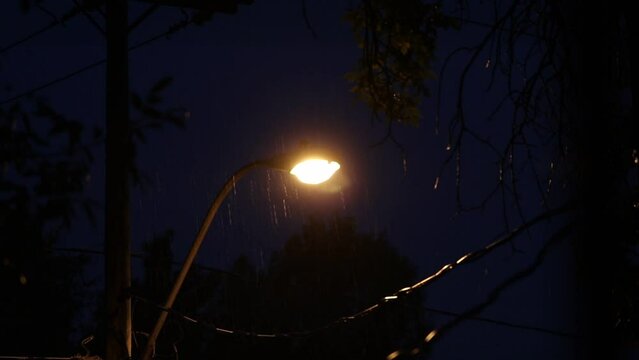 un lampadaire durant une averse