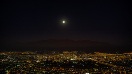 Luna sobre la Cordillera de los Andes, Santiago