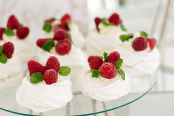 Merengues en mesa de postres 