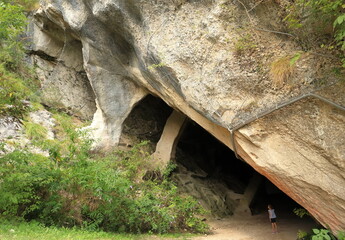Bambina dentro una grotta, Grotta di Santa Barbara, Grotte del Caglieron