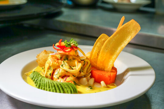 Deliciosa comida peruana gourmet en restaurante