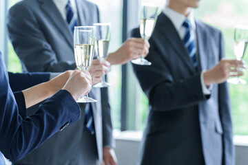 パーティーに参加するビジネスパーソン