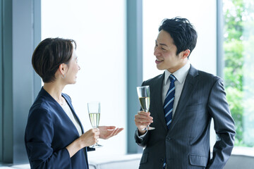 パーティーで雑談をするビジネスパーソン