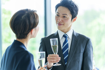 パーティーで雑談をするビジネスパーソン