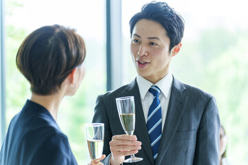 パーティーで雑談をするビジネスパーソン