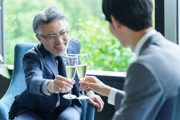 パーティーで雑談をするシニアビジネスマン