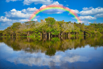 秘境・アマゾン川にかかる虹