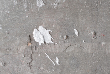 Pared de cemento vieja manchada con mezcla blanca