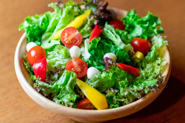 ボウルに入った取り分け用の野菜サラダ