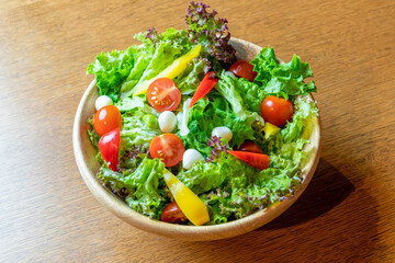 ボウルに入った取り分け用の野菜サラダ