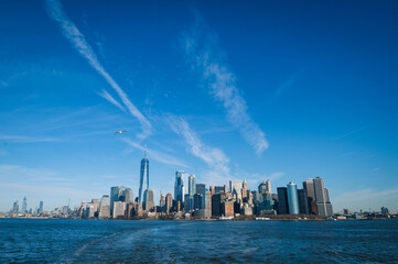 New York City Skyline from Ferry - obrazy, fototapety, plakaty