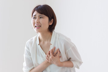 胸が痛む女性