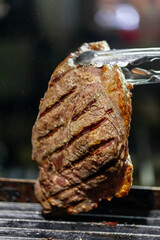 溶岩石のチャコールでステーキを焼く