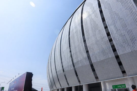 the construction of the roof and walls of the international jakarta stadium using the green building concept