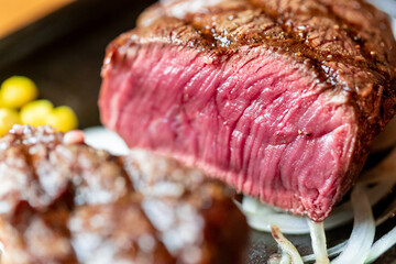 牛のヒレステーキをカット