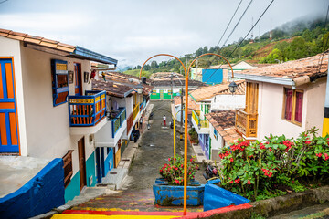 Fototapeta na wymiar street view of jerico colonial town, colombia