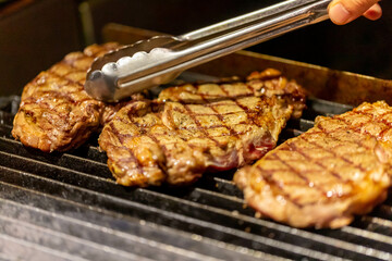 チャコールの溶岩石で牛のステーキを焼く