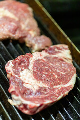 チャコールの溶岩石で牛のステーキを焼く