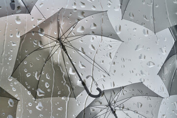 Überlagerte Bilder von Regentropfen und Regenschirmen
